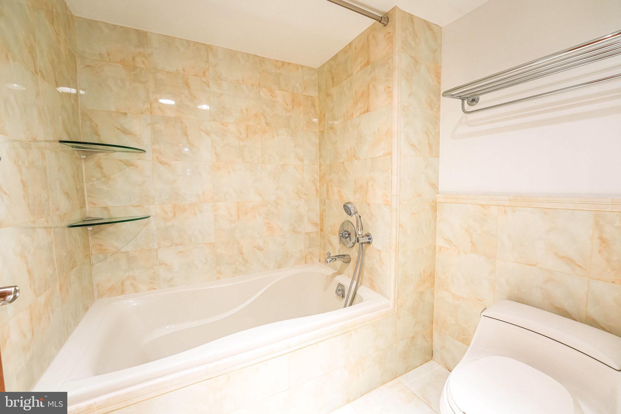 1808 Old Meadow Road, Unit 912 McLean, VA 22102 - Photo 22 of 33 Ensuite Bathroom with soaking -tub