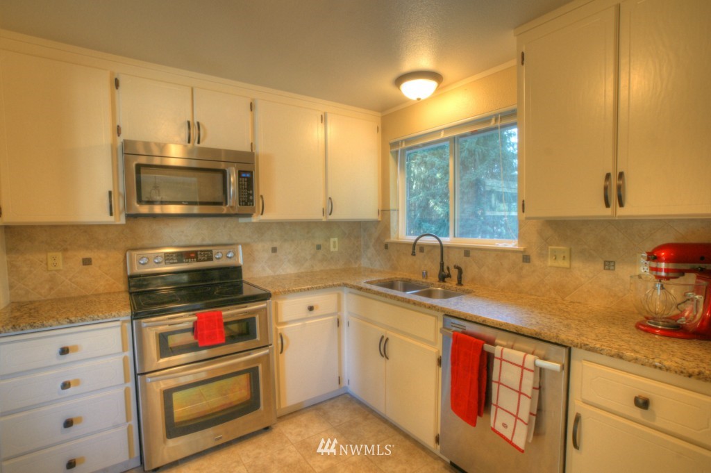 2319 165th Place Southeast Bothell, WA 98012 - Photo 7 of 25
