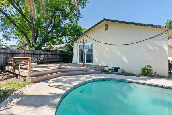a view of a yard in the back