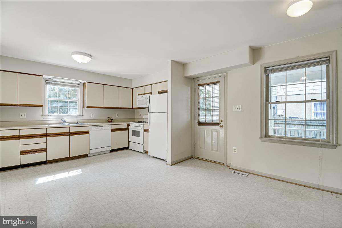 809 Hollywood Avenue Silver Spring, MD 20904 - Photo 11 of 36 Large Country Kitcheb
