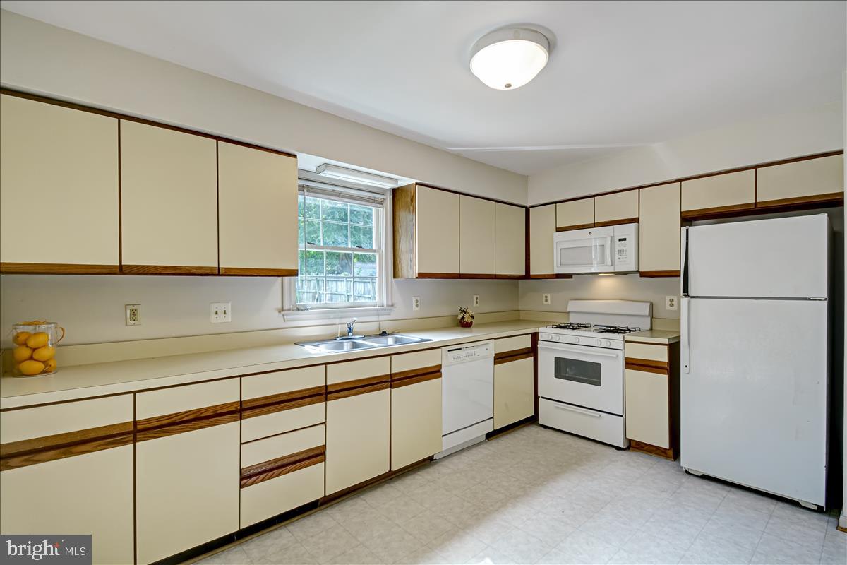809 Hollywood Avenue Silver Spring, MD 20904 - Photo 12 of 36 More of Kitchen