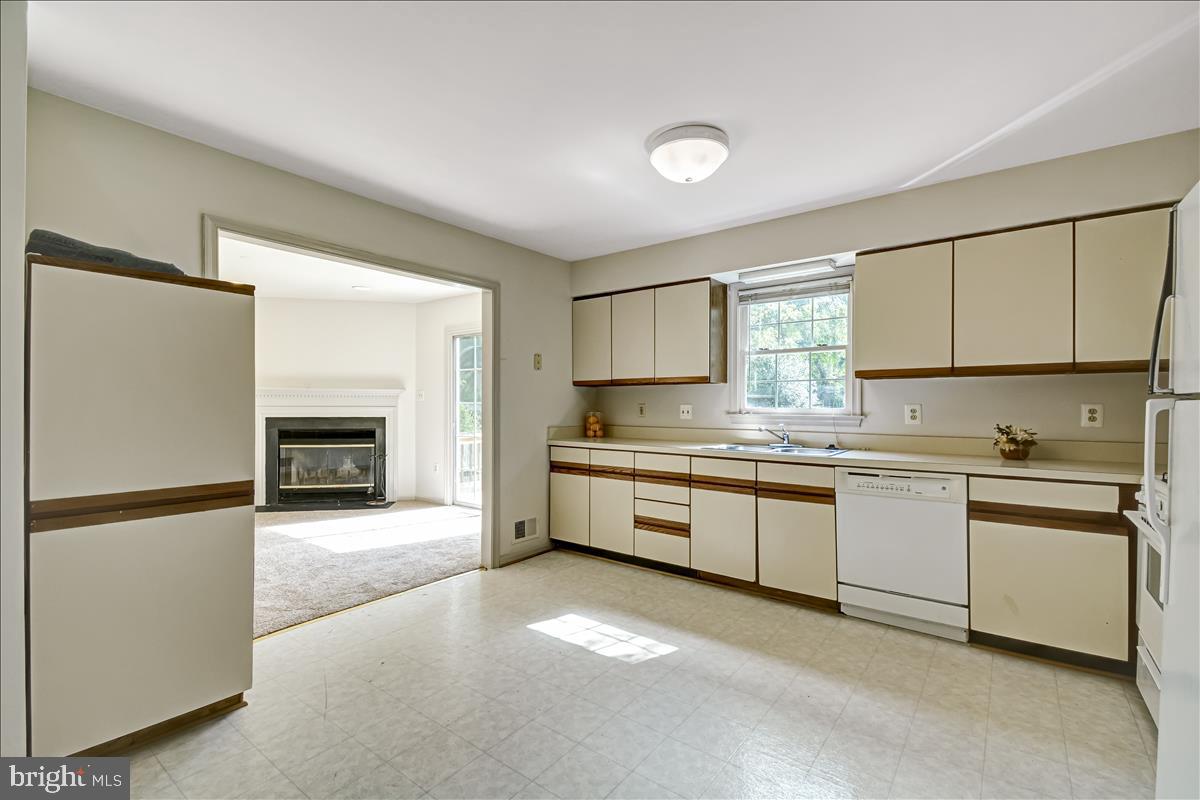 809 Hollywood Avenue Silver Spring, MD 20904 - Photo 13 of 36 Fully Equipped Kitchen