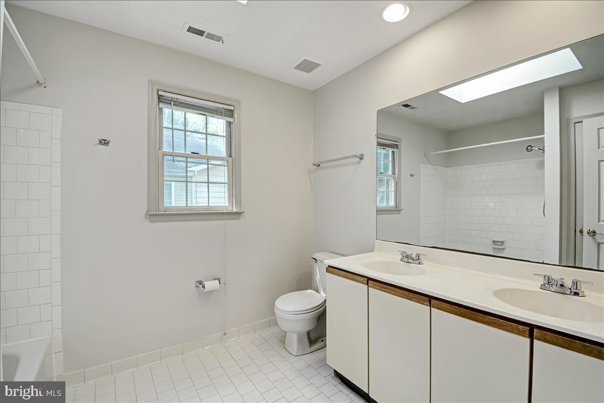 809 Hollywood Avenue Silver Spring, MD 20904 - Photo 25 of 36 Full Bath in Primary Bedroom