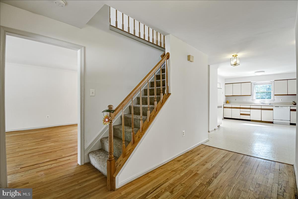 809 Hollywood Avenue Silver Spring, MD 20904 - Photo 5 of 36 Steps to Bedroom Level
