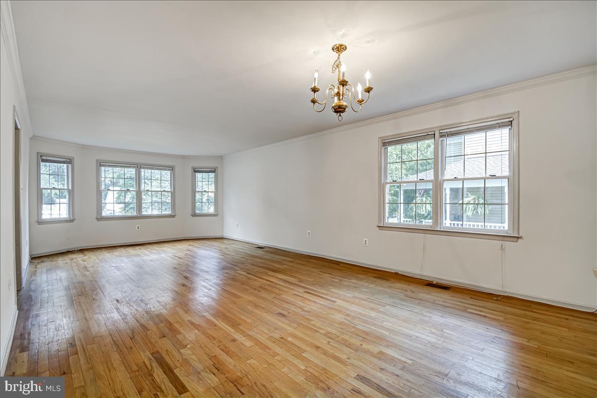 809 Hollywood Avenue Silver Spring, MD 20904 - Photo 6 of 36 Living room/Dining Room