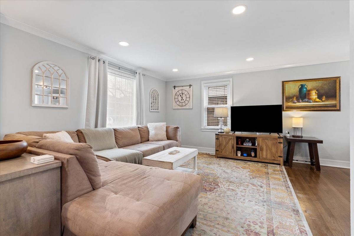 5542 North Osceola Avenue Chicago, IL 60656 - Photo 2 of 19