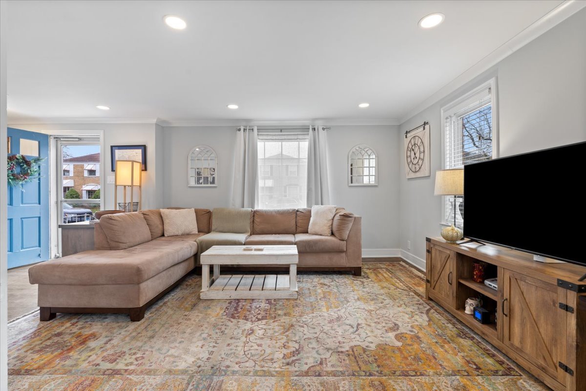 5542 North Osceola Avenue Chicago, IL 60656 - Photo 3 of 19