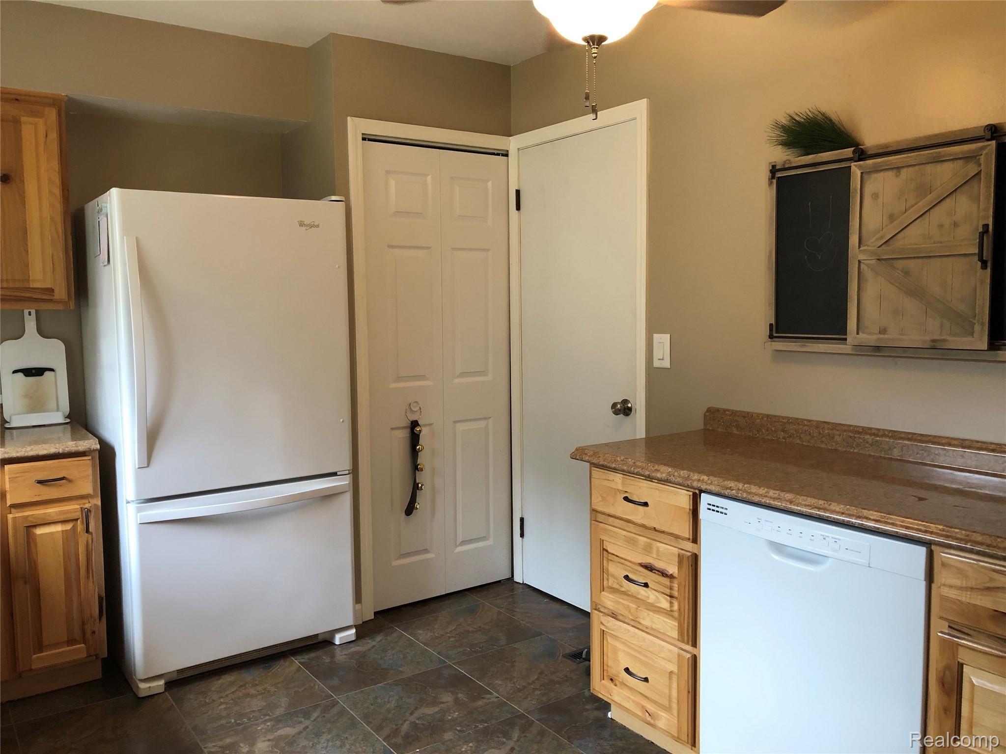 11445 Main Road Fenton, MI 48430 - Photo 13 of 25 F628EB32-8290-4401-B6EB-5AC887F38854.jpeg
