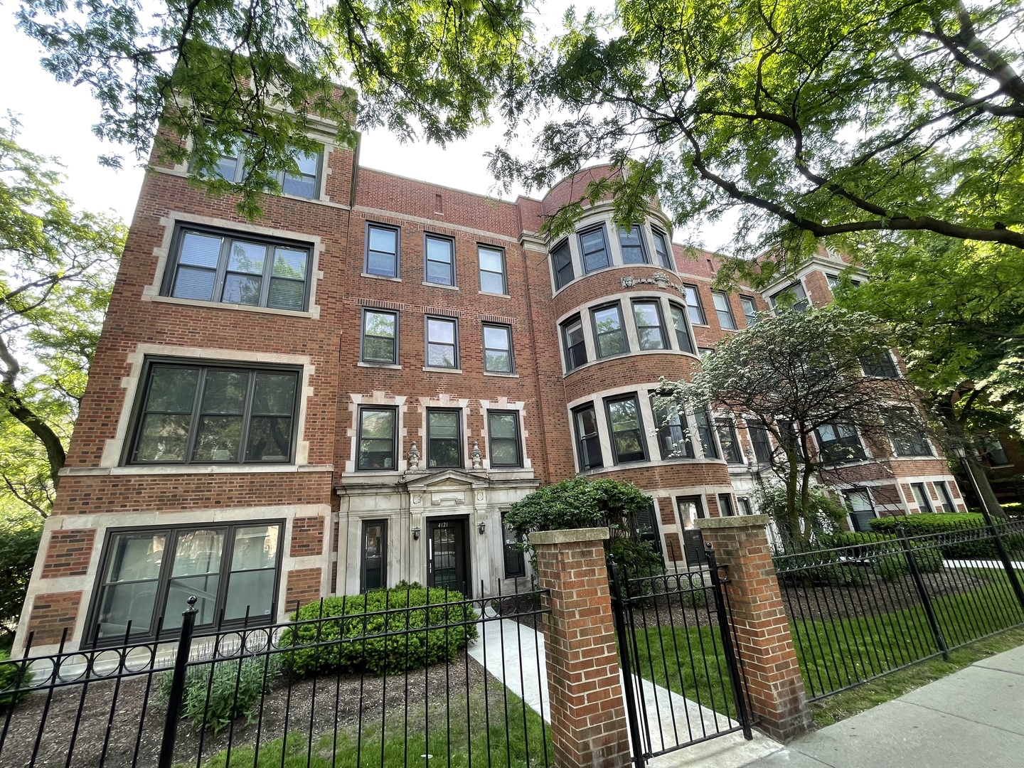 4121 North Sheridan Road, Unit 1S Chicago, IL 60613 - Photo 1 of 2 Gallery Image 1