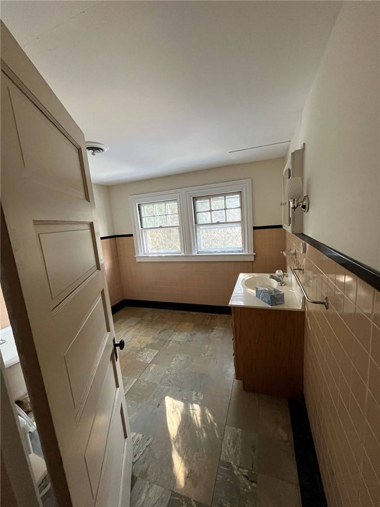 127 Longfellow Road Jamestown, RI 02835 - Photo 13 of 21 2nd Floor East Bath