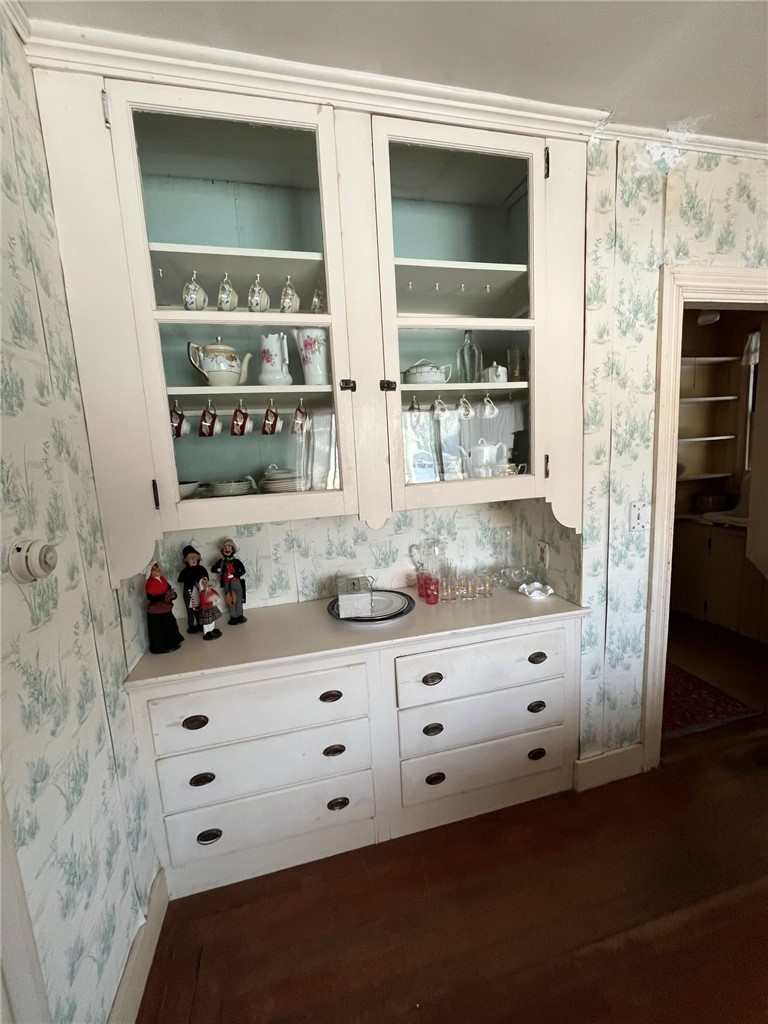 127 Longfellow Road Jamestown, RI 02835 - Photo 4 of 21 DR Built Ins