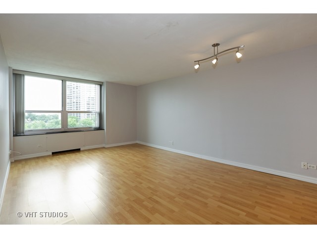 720 West Gordon Terrace, Unit 8H Chicago, IL 60613 - Photo 2 of 10