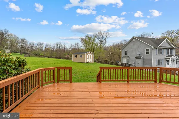 a view of a house with backyard