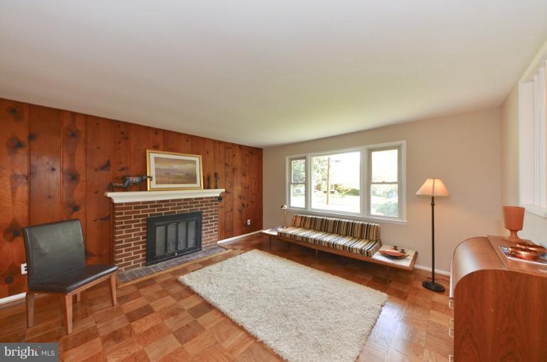 7520 Jervis Street Springfield, VA 22151 - Photo 11 of 18 Living Room