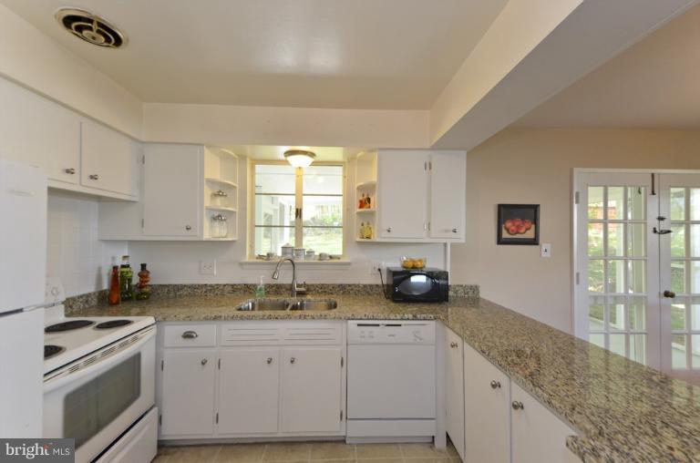 7520 Jervis Street Springfield, VA 22151 - Photo 8 of 18 Kitchen