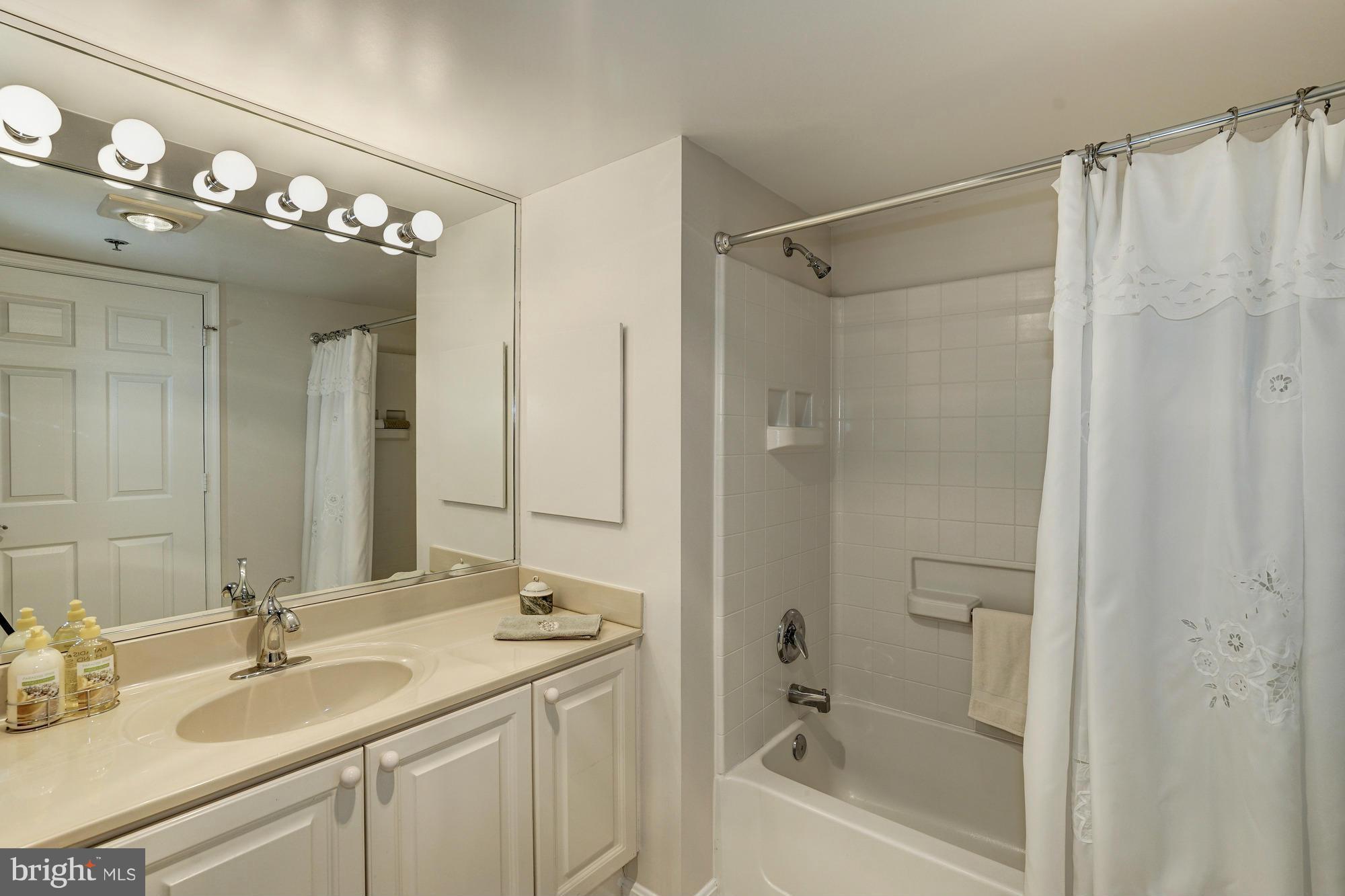 19385 Cypress Ridge Terrace, Unit 207 Leesburg, VA 20176 - Photo 15 of 21 Bath (Master)