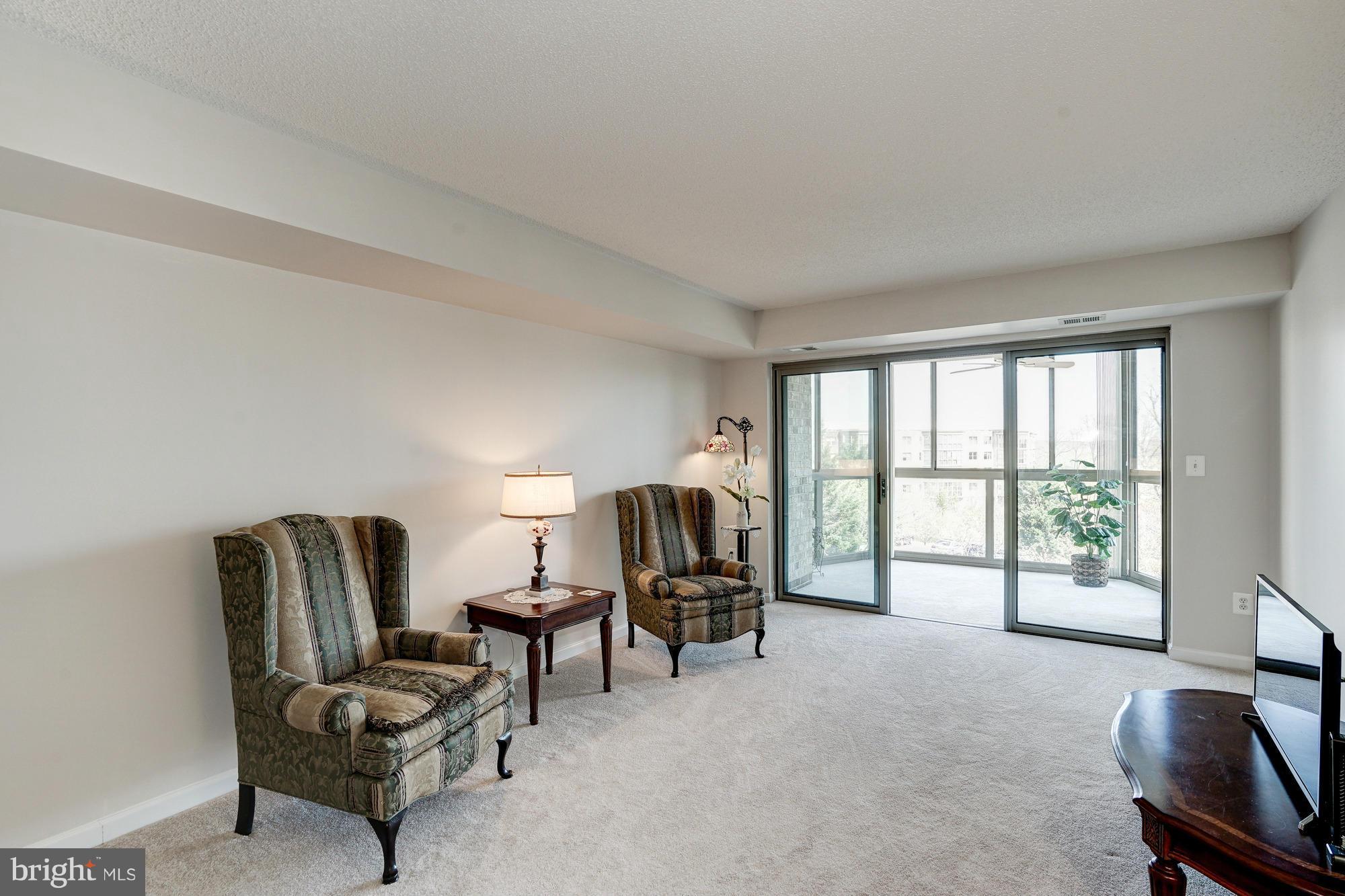 19385 Cypress Ridge Terrace, Unit 207 Leesburg, VA 20176 - Photo 4 of 21 Living Room