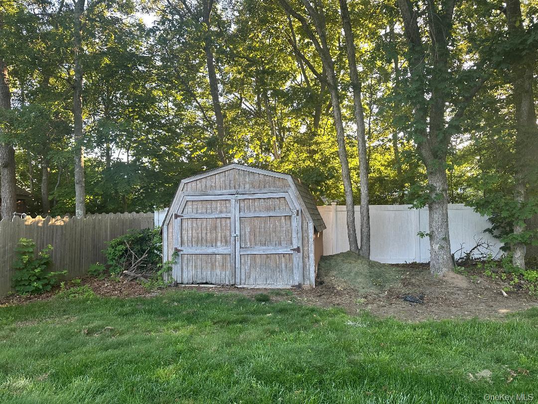 26 Fallen Leaf Road Holbrook, NY 11741 - Photo 15 of 17