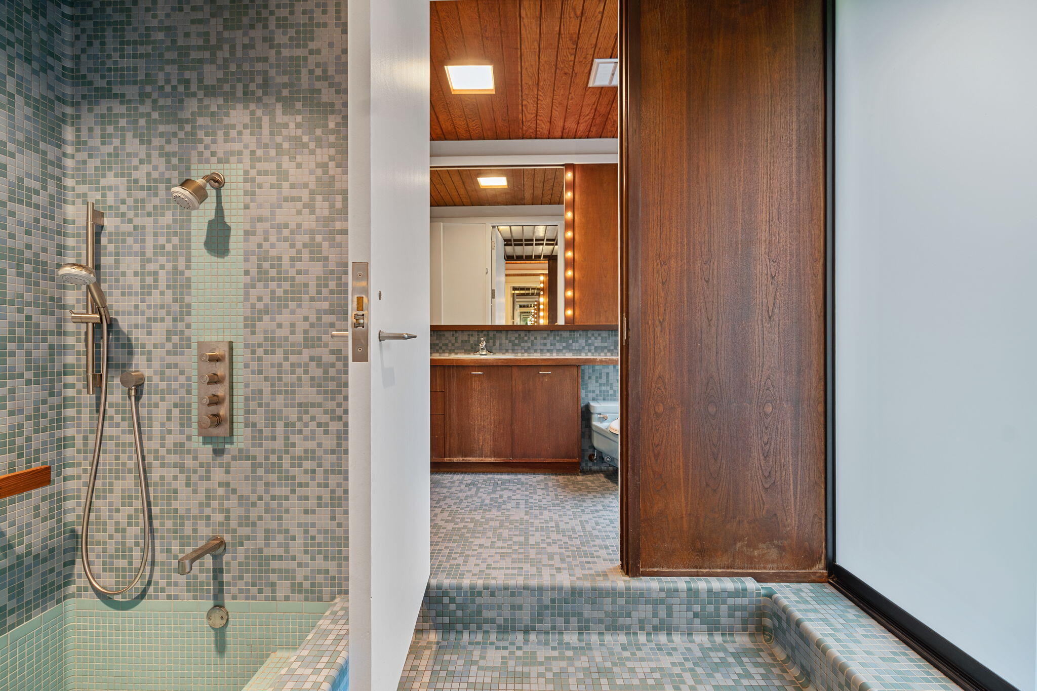 1600 Rocky Gap Road Benton Harbor, MI 49022 - Photo 24 of 42 28-Primary Bath Suite