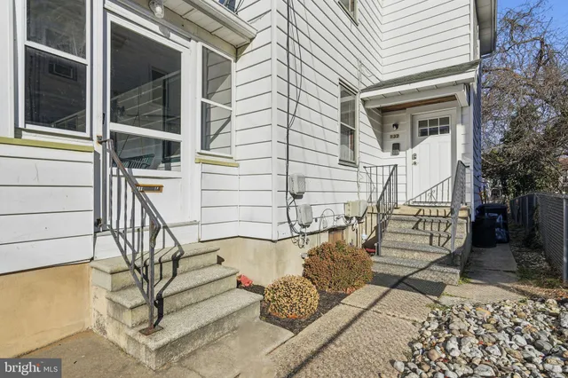 a view of entryway of the house