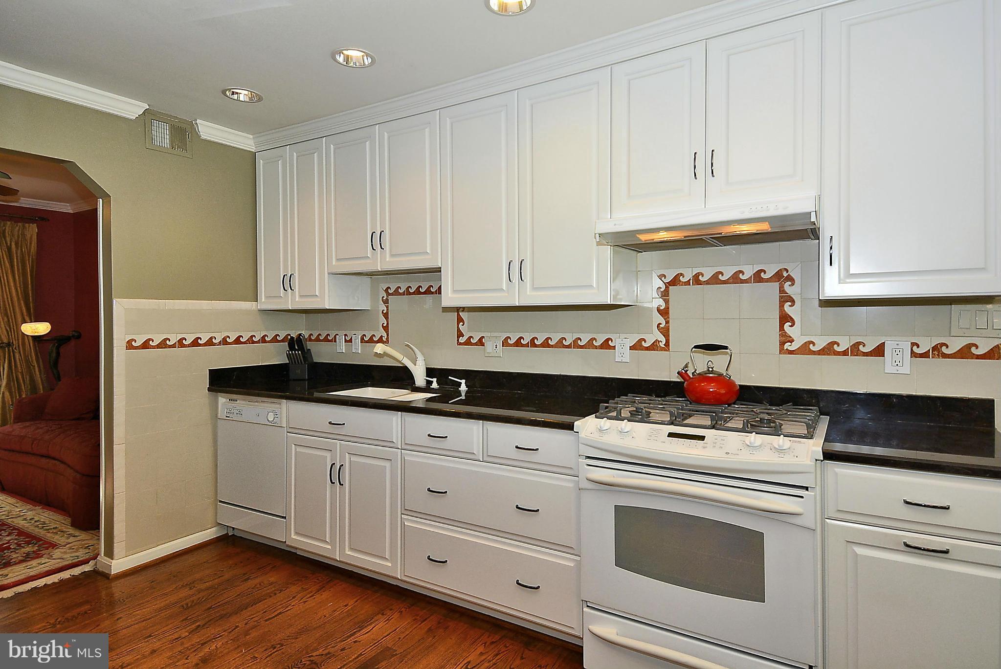 8616 Atwell Road Potomac, MD 20854 - Photo 14 of 30 Kitchen