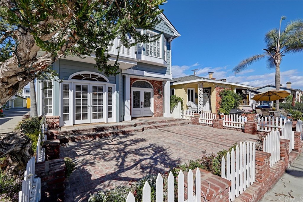 317 4th Street Manhattan Beach, CA 90266 - Photo 2 of 31