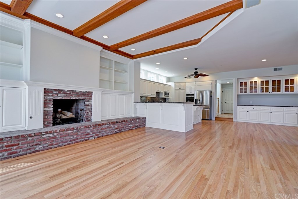 317 4th Street Manhattan Beach, CA 90266 - Photo 5 of 31