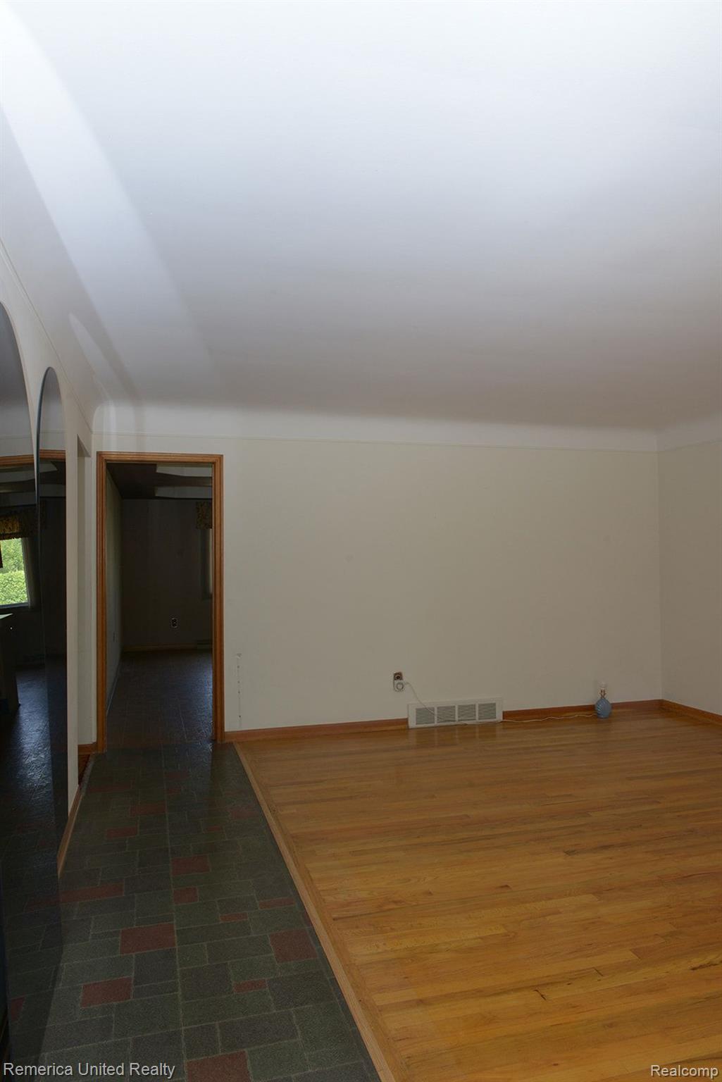 11425 Racine Road Warren, MI 48093 - Photo 5 of 28 Livingroom