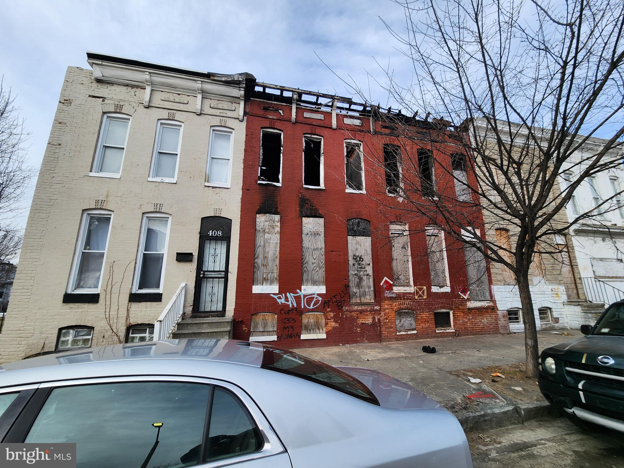 a view of a building and car parked