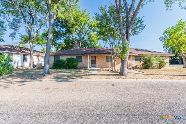 $1,000 | 319 East Bowie Street, Luling, TX 78648