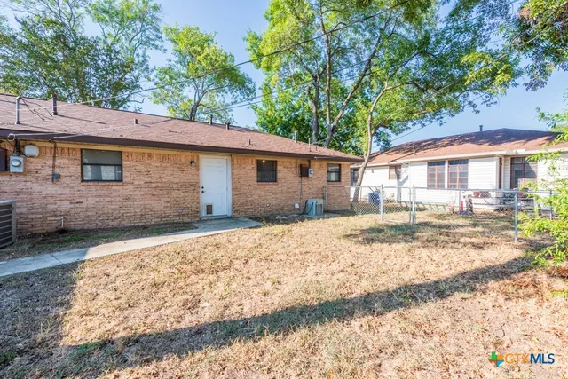 $1,000 | 319 East Bowie Street, Luling, TX 78648