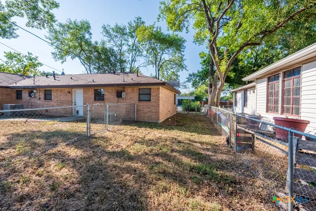 $1,000 | 319 East Bowie Street, Luling, TX 78648