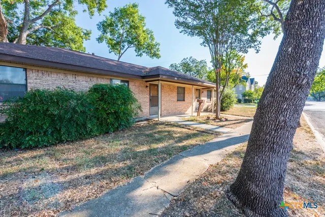 $1,000 | 319 East Bowie Street, Luling, TX 78648