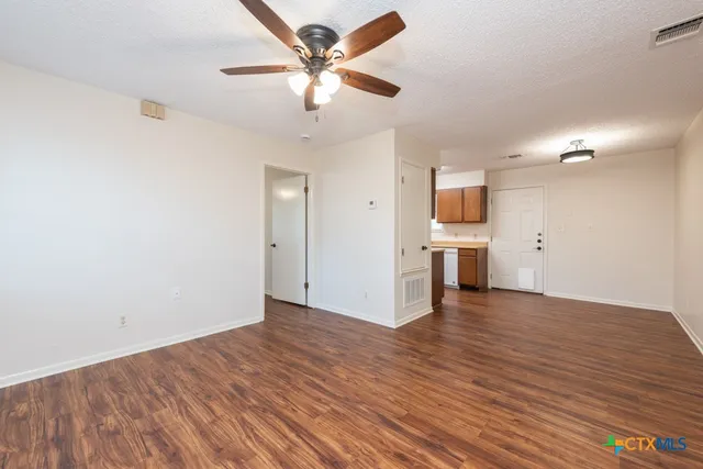 $1,000 | 319 East Bowie Street, Luling, TX 78648