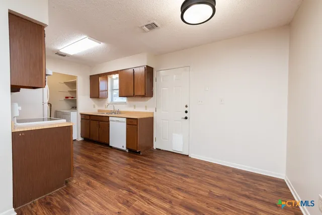 $1,000 | 319 East Bowie Street, Luling, TX 78648