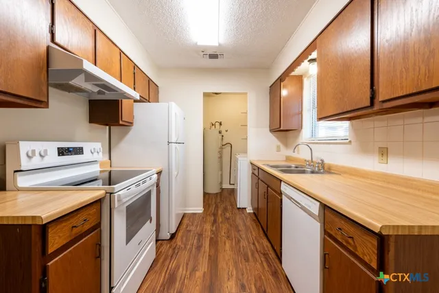 $1,000 | 319 East Bowie Street, Luling, TX 78648