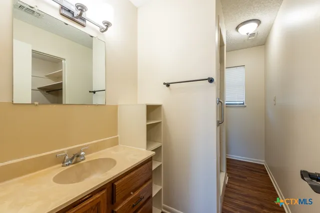 $1,000 | 319 East Bowie Street, Luling, TX 78648