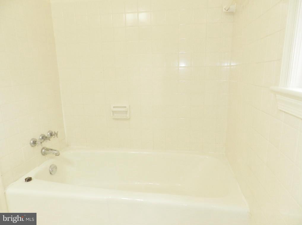 9926 Rogart Road Silver Spring, MD 20901 - Photo 11 of 30 Bath