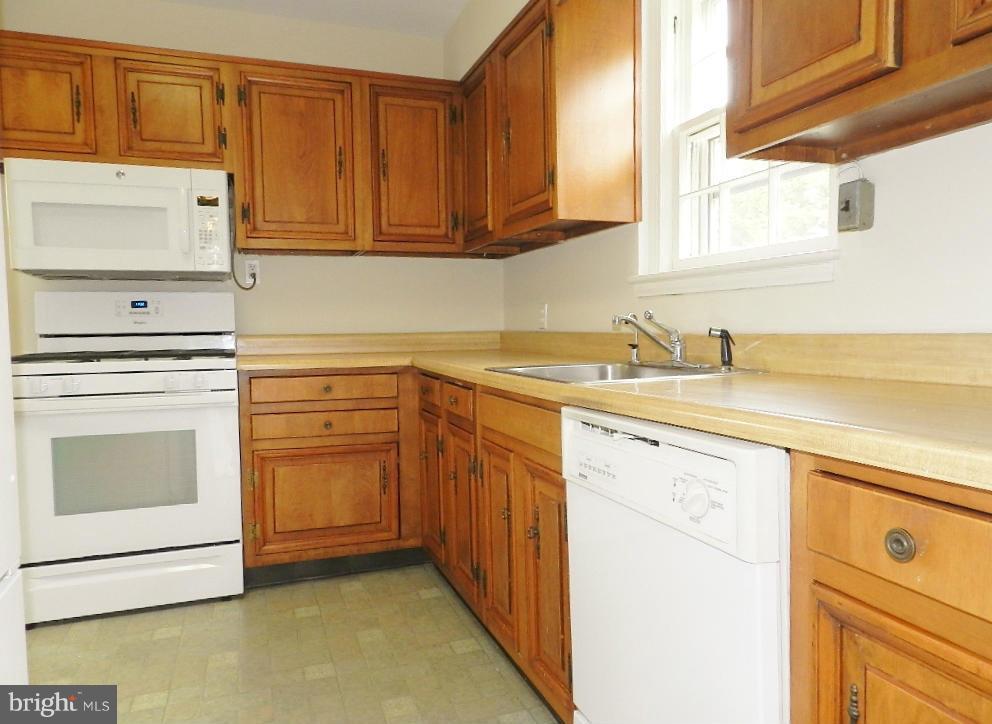 9926 Rogart Road Silver Spring, MD 20901 - Photo 12 of 30 Kitchen