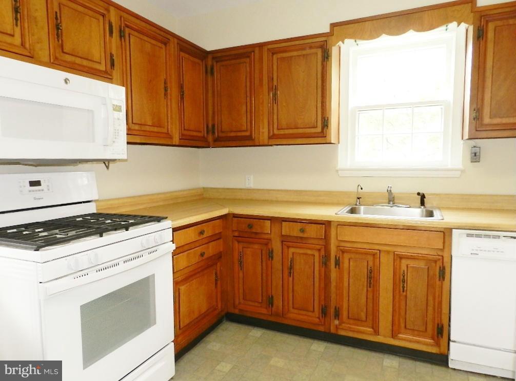 9926 Rogart Road Silver Spring, MD 20901 - Photo 13 of 30 Kitchen