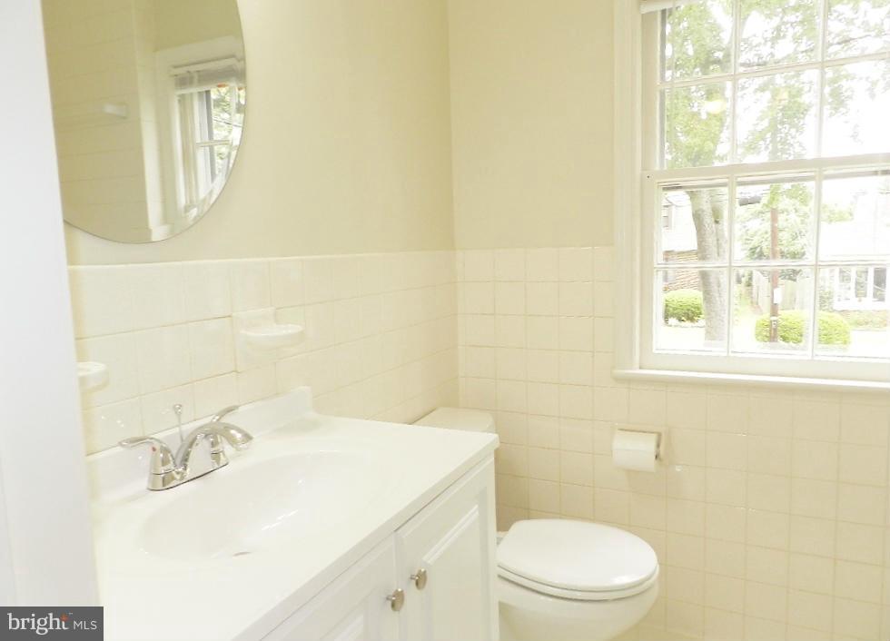 9926 Rogart Road Silver Spring, MD 20901 - Photo 17 of 30 Bath