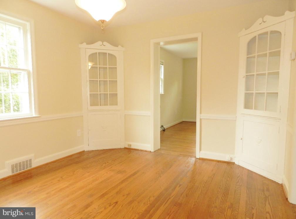 9926 Rogart Road Silver Spring, MD 20901 - Photo 3 of 30 Dining Room