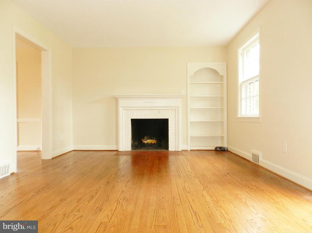 9926 Rogart Road Silver Spring, MD 20901 - Photo 4 of 30 Living Room