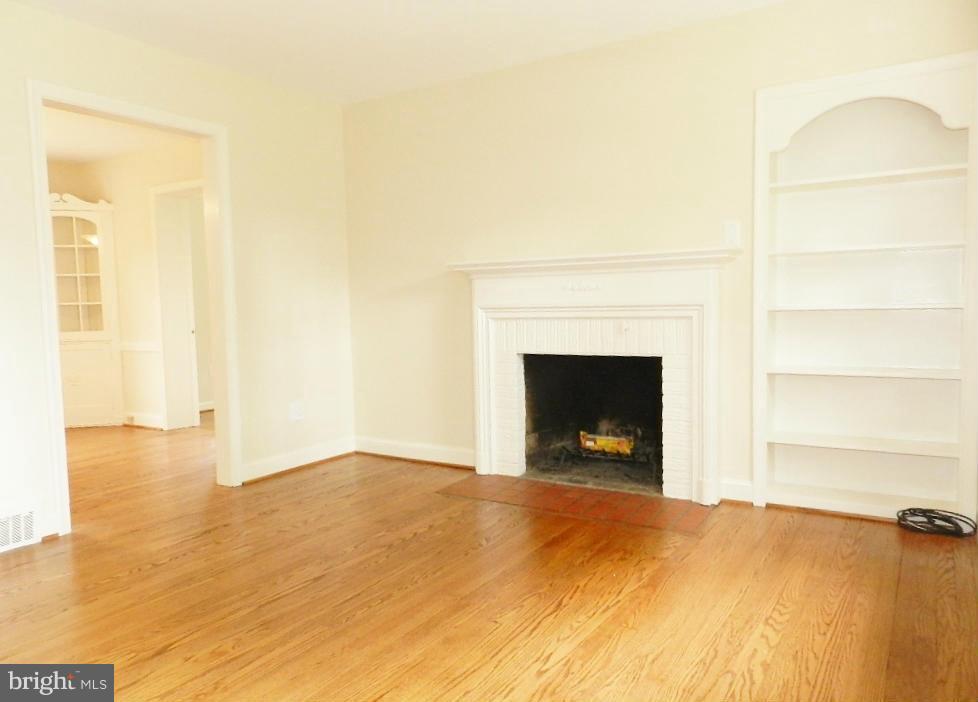 9926 Rogart Road Silver Spring, MD 20901 - Photo 6 of 30 Living Room
