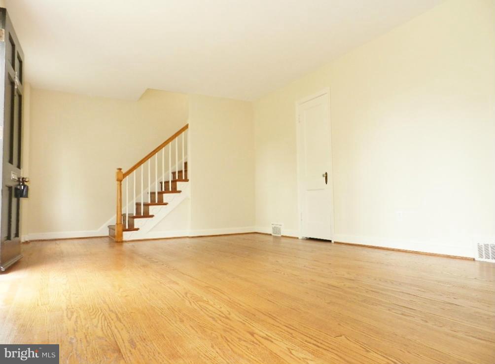 9926 Rogart Road Silver Spring, MD 20901 - Photo 7 of 30 Living Room
