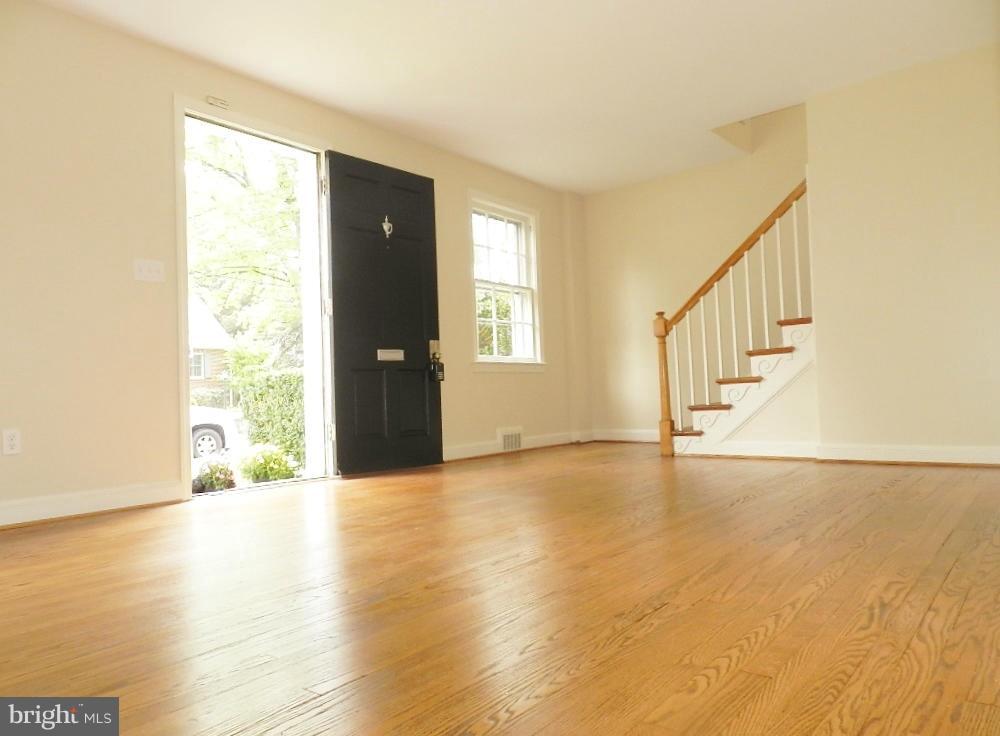 9926 Rogart Road Silver Spring, MD 20901 - Photo 8 of 30 Living Room