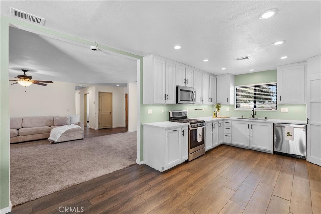 19801 Talihina Road Apple Valley, CA 92307 - Photo 8 of 28 Kitchen
