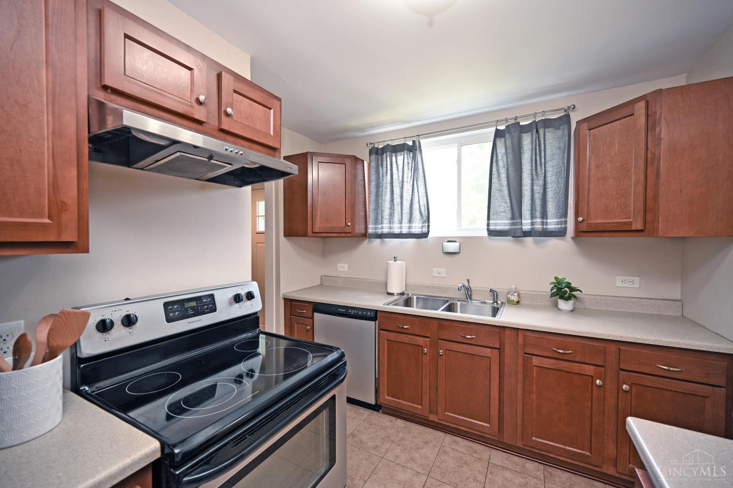 27 Andover Road Greenhills, OH 45218 - Photo 6 of 35 Gallery Image 6