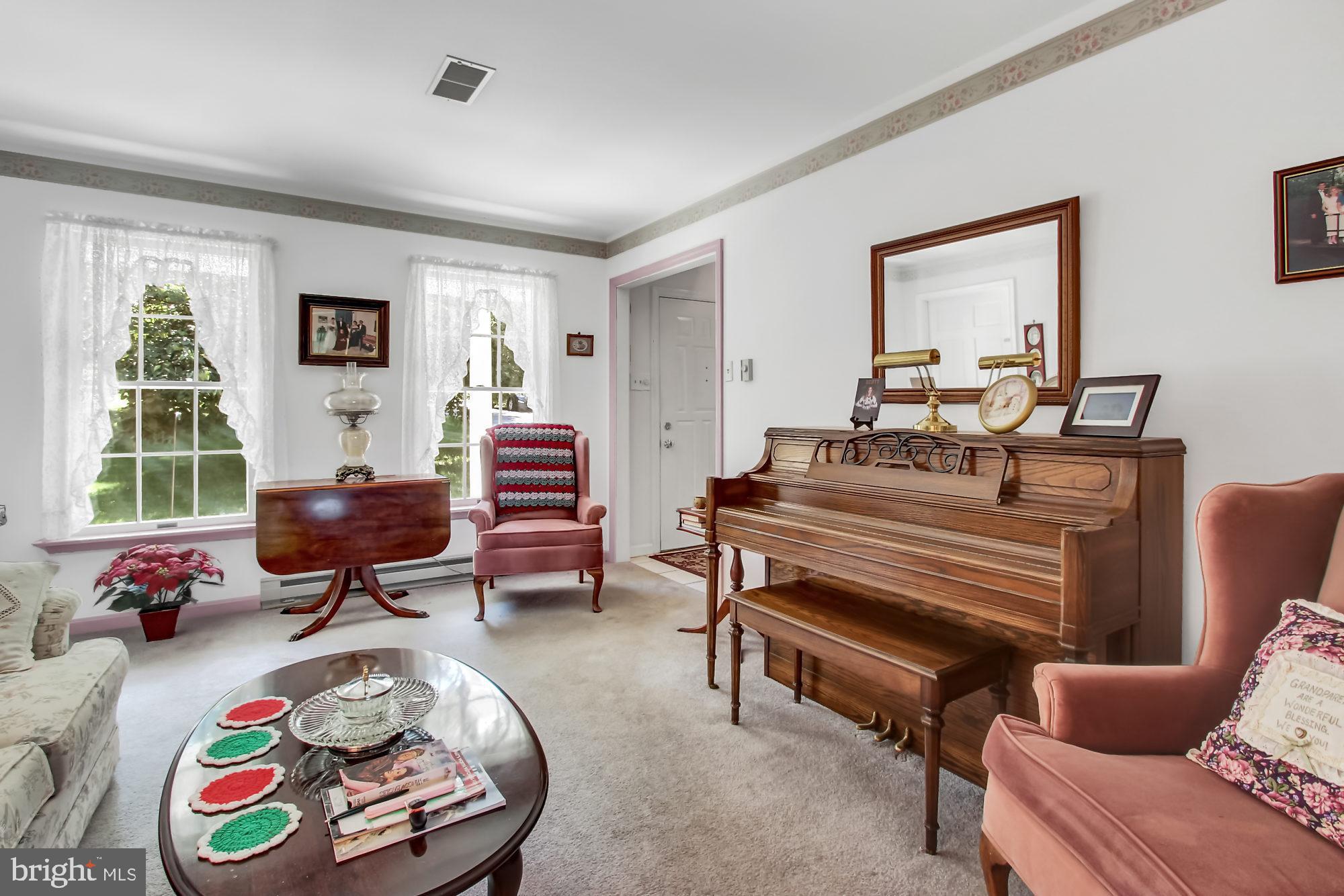 22364 Durberry Road Smithsburg, MD 21783 - Photo 4 of 37 Living Room