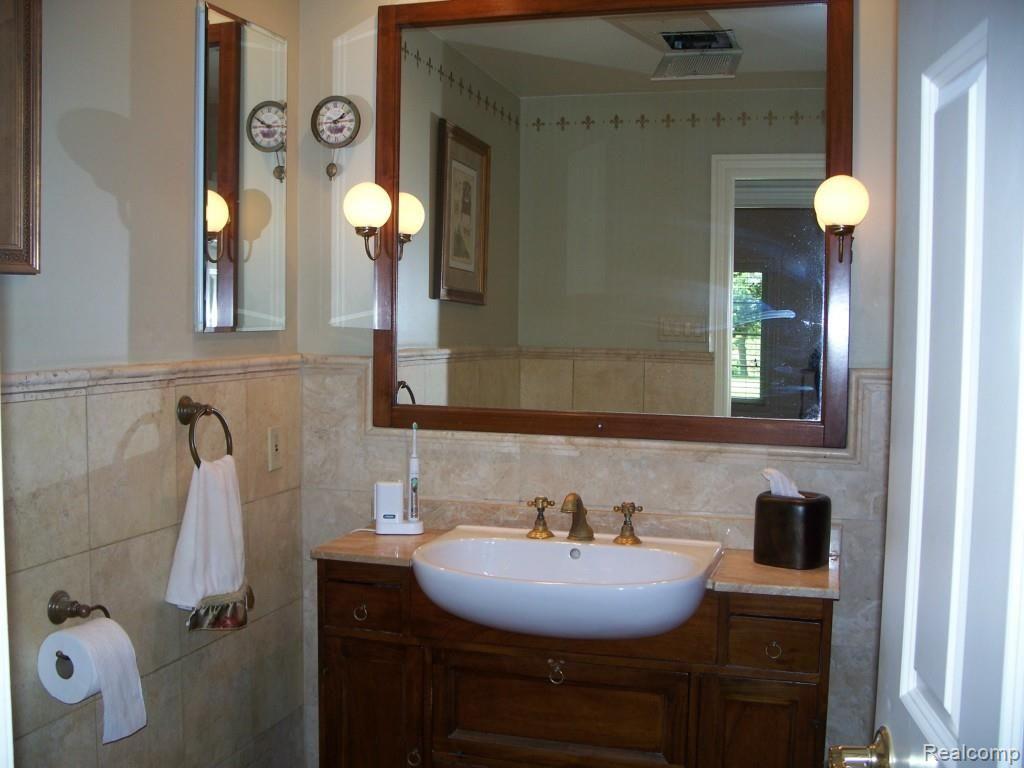 4718 Pickering Road Bloomfield Hills, MI 48301 - Photo 19 of 20 Full Bath with Air Tub